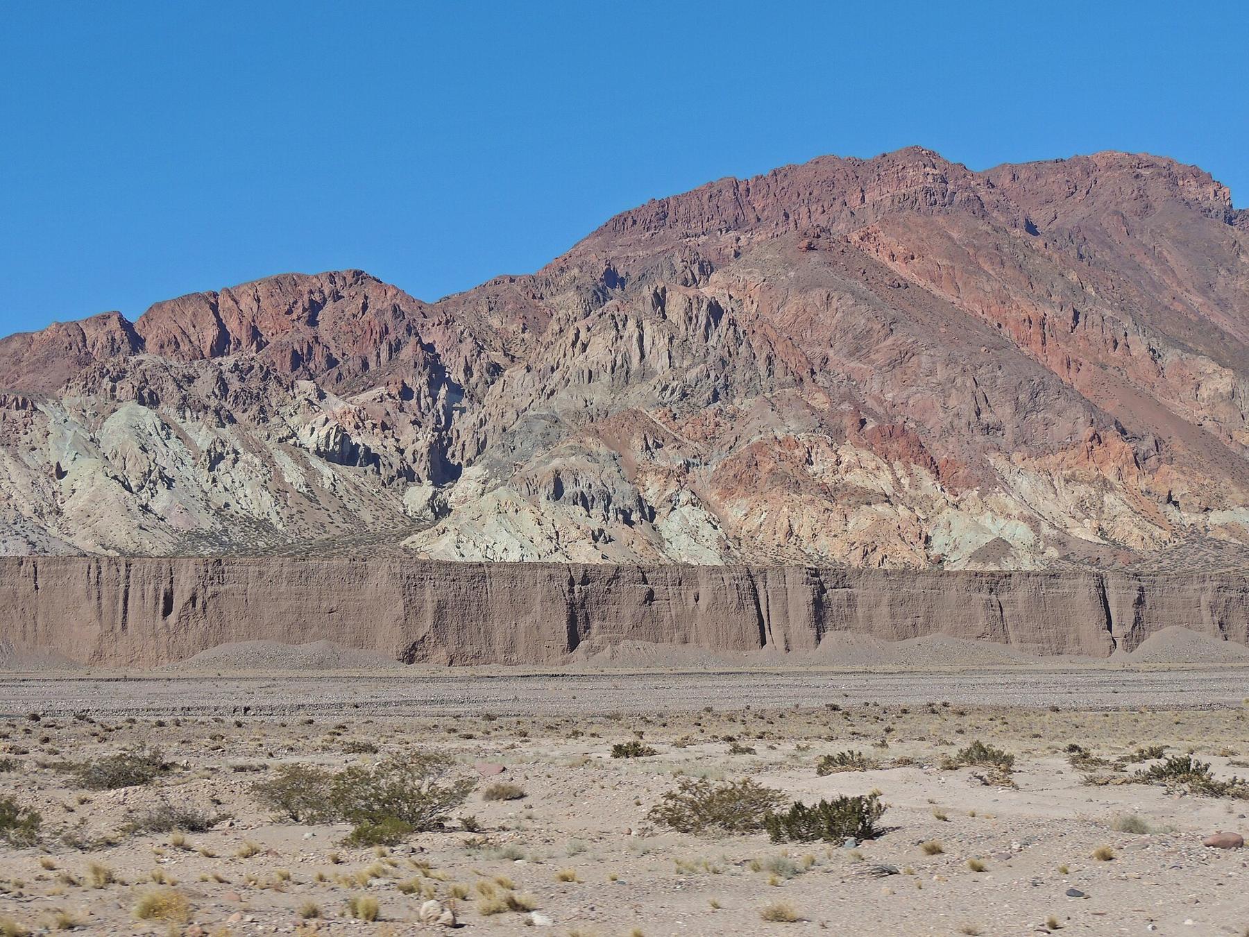 Cerros de colores de la cordillera mendocina