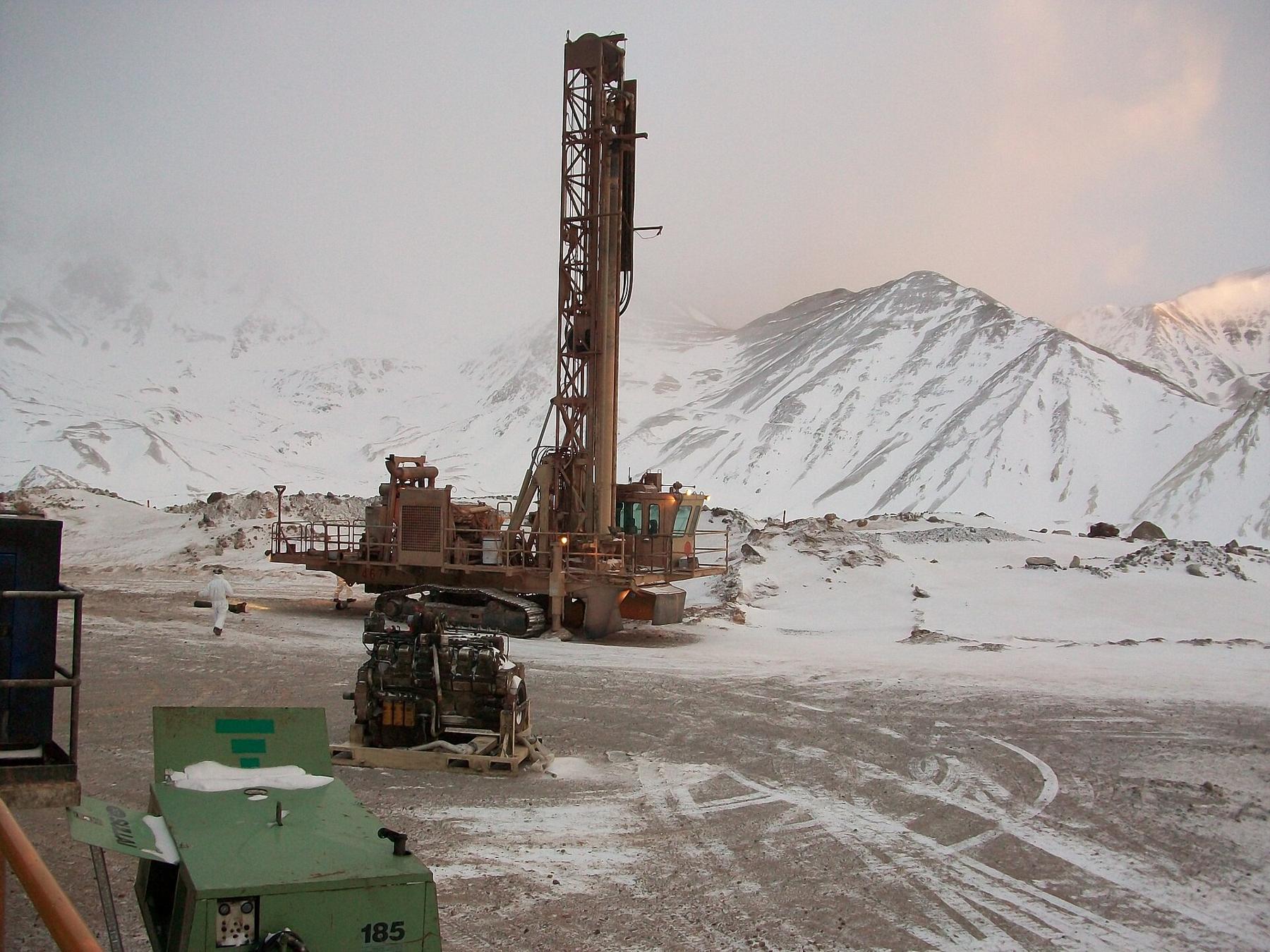 Equipo de perforación minera en alta montaña nevada