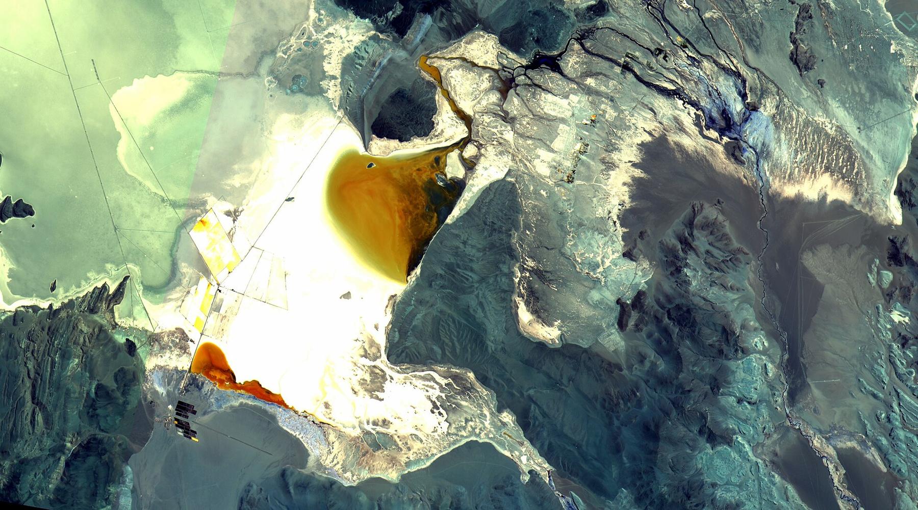 Imagen satelital de piletas de litio en un salar
