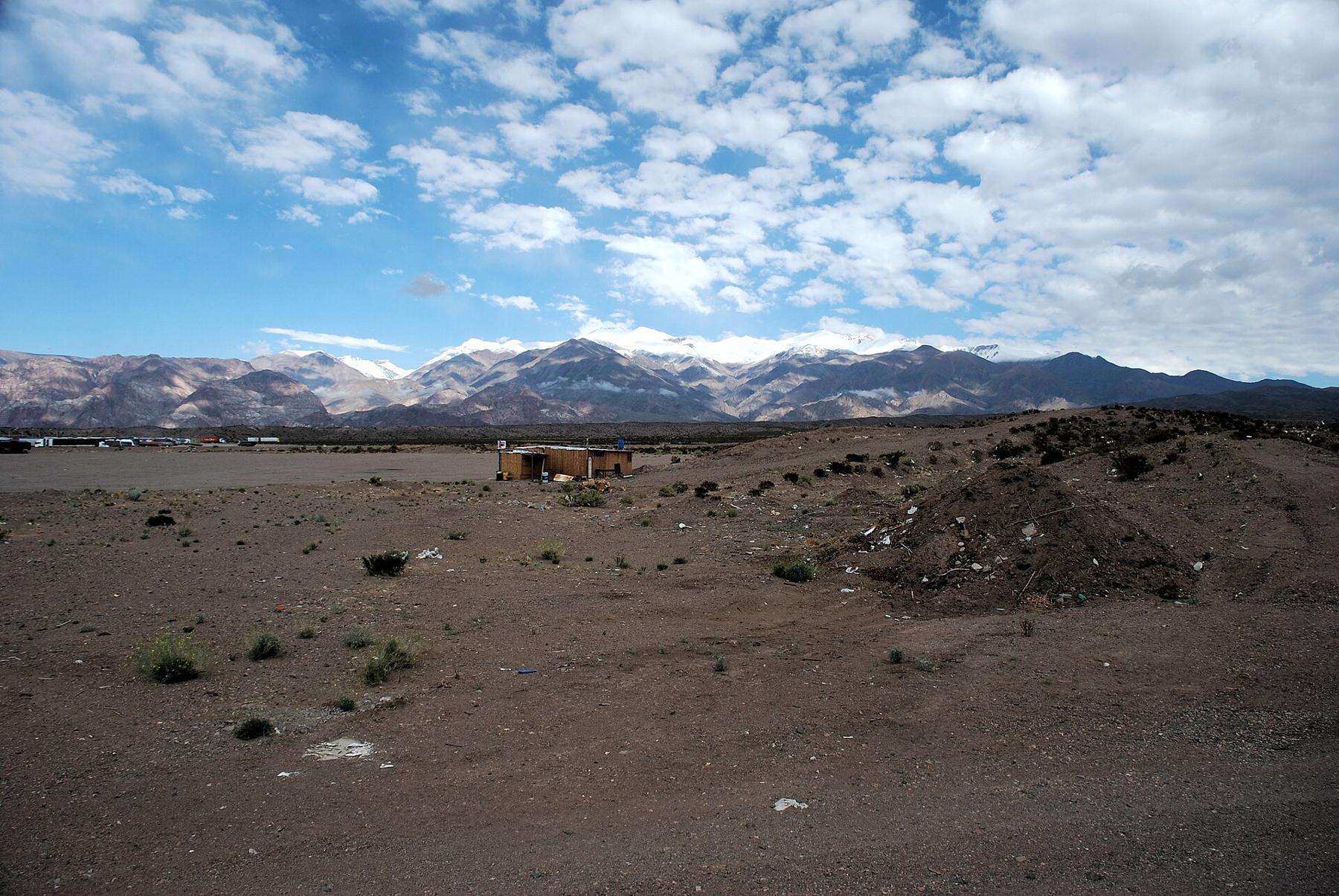 Paisaje del valle de Uspallata con la cordillera al fondo